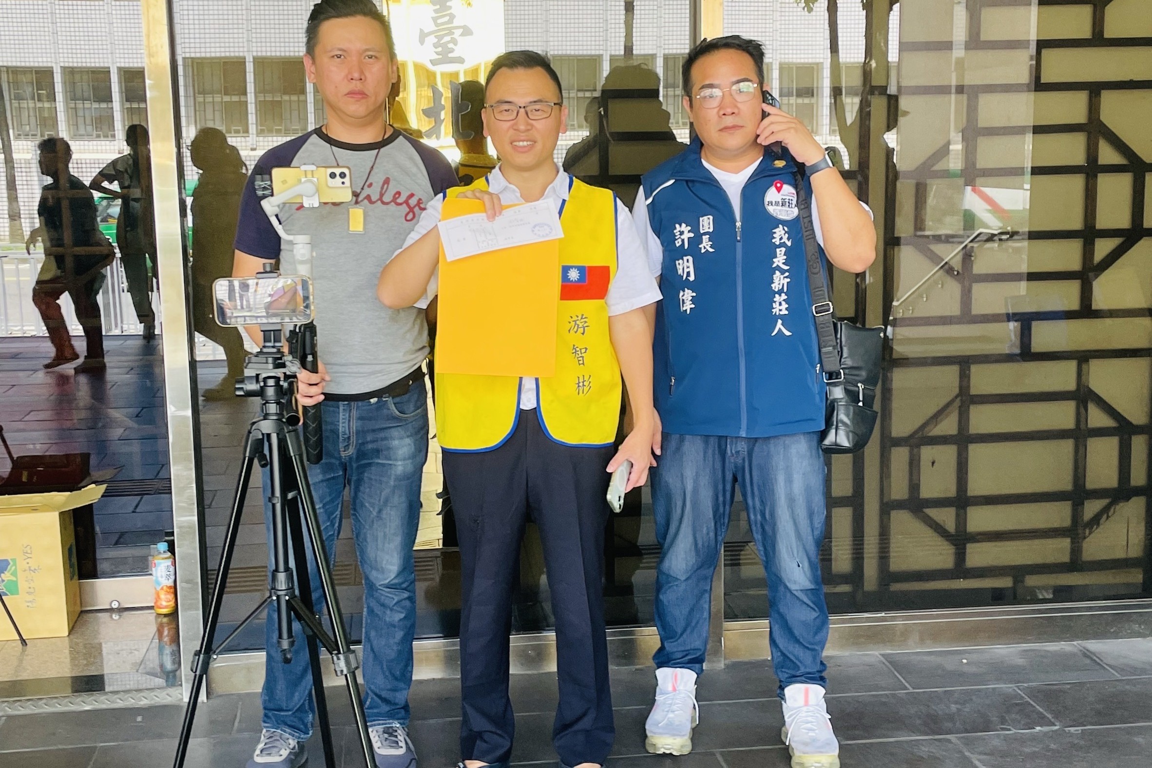 左起新黨青年部副主任譚傳紹、新黨青年軍代表游智彬、「我是新莊人」團長許明偉1日赴台北地方法院地檢署門口，對總統賴清德稱前總統馬英九是「區長」之事提起刑事毀謗告發。圖/游智彬提供