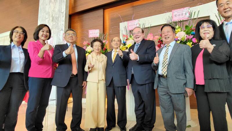 前立法院長王金平（中）21日在高雄舉行「從政50年感恩餐會」，席開170多桌，場面熱鬧。圖／中央社