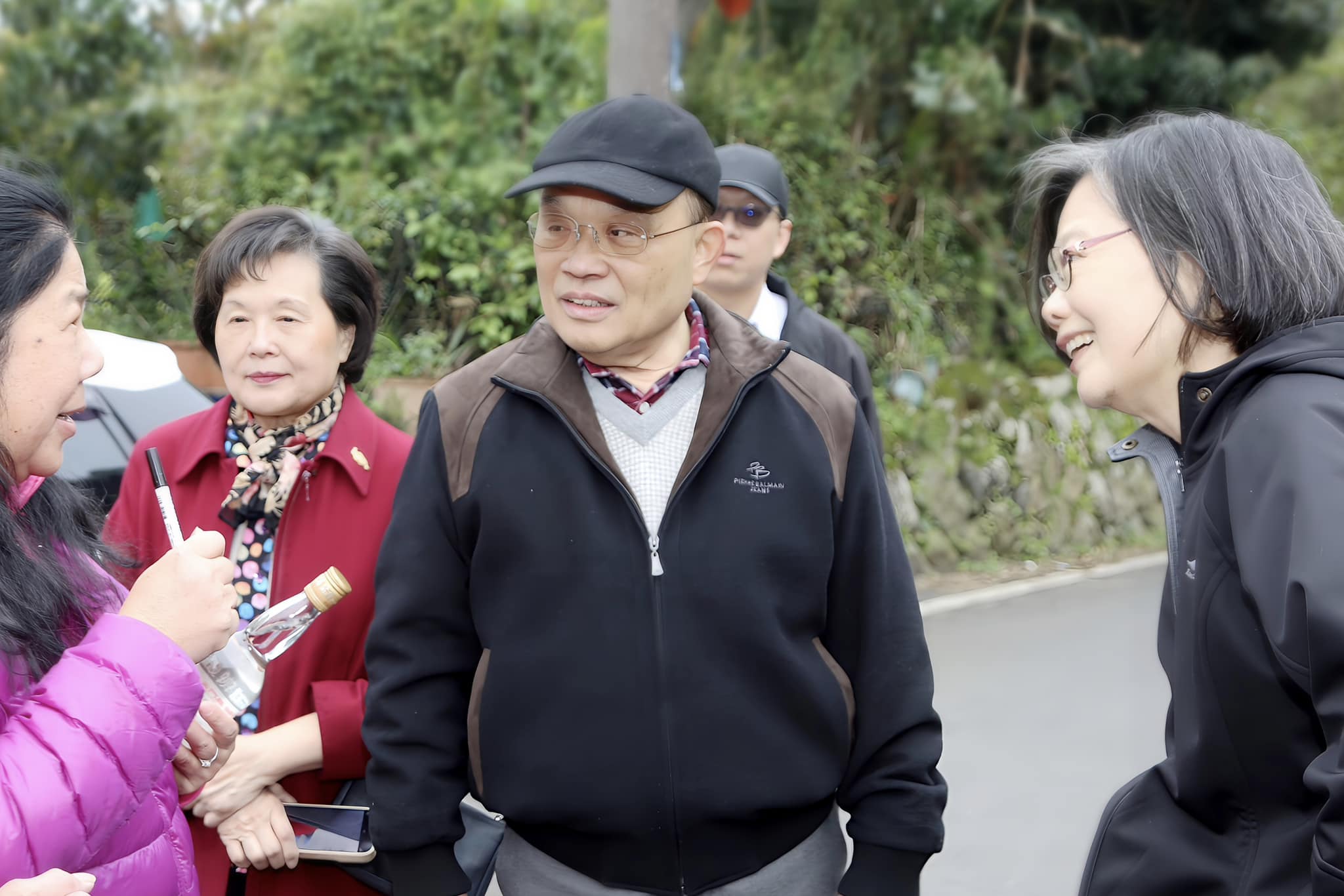 前總統蔡英文（右）5天前在臉書PO出與前行政院長蘇貞昌（中）一起爬山的照片，政治評論員陳淞山認為並不單純。圖／取自蔡英文 Tsai Ing-wen 臉書