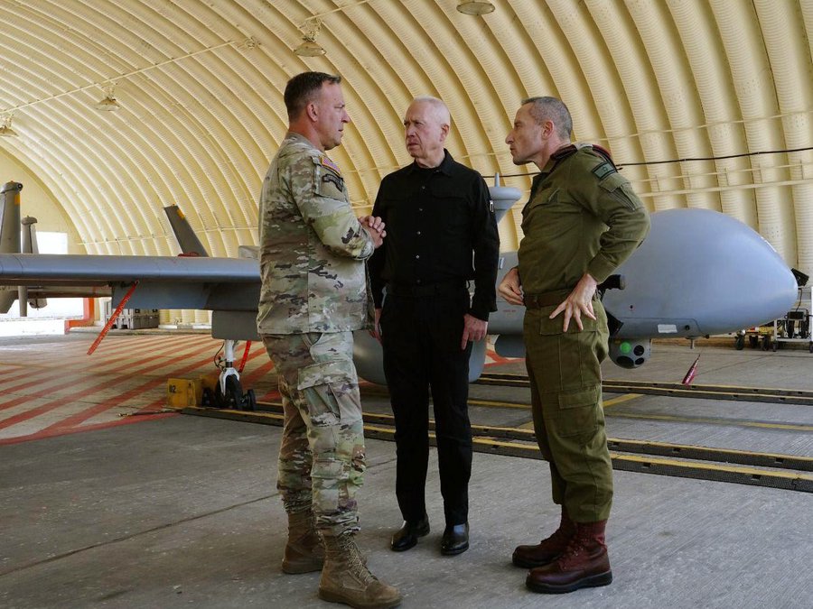 在伊朗揚言報復後，美中央司令部司令、中東軍事最高指揮官庫里拉（左）12日造訪以色列與以國防長加蘭特（中）會晤，盼強化兩國軍事合作。圖/取自加蘭特（（Yoav Gallant）X平台