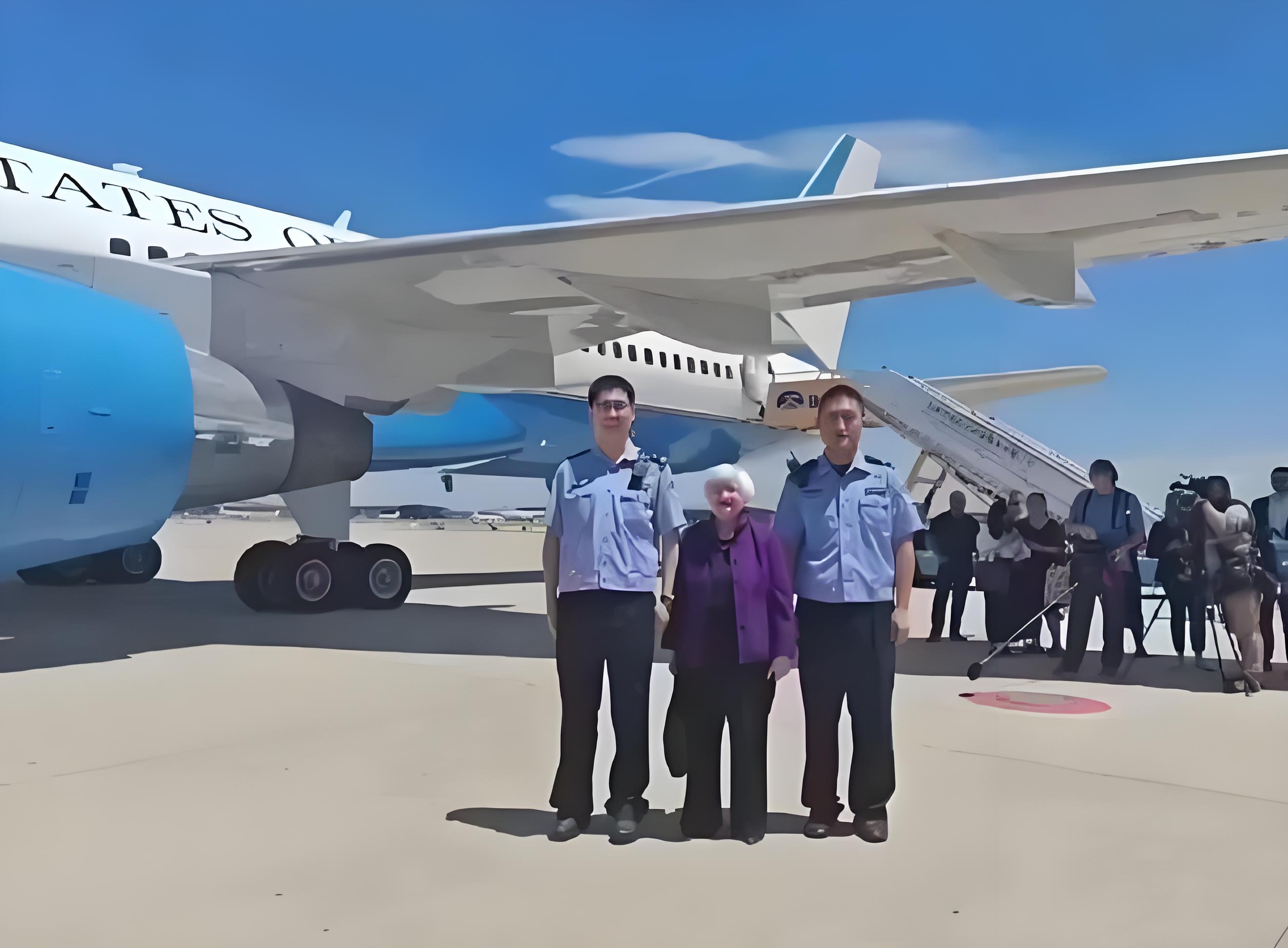美國財長葉倫4日抵廣州訪問，兩名現場空勤與葉倫合影。圖/取自網易