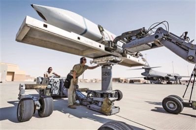 搭載「高功率聯合電磁非動能打擊武器」的AGM-158B「增程型聯合空對地防區外飛彈」。 圖/取自中國國防報