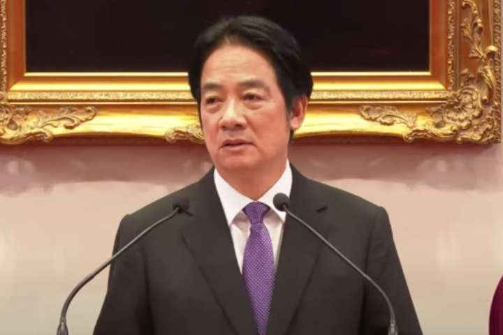 總統賴清德在大罷免記者會上被一名女記者詢問「是否釋放柯文哲」的微表情引發網友議論紛紛。圖/取自總統府YT直播