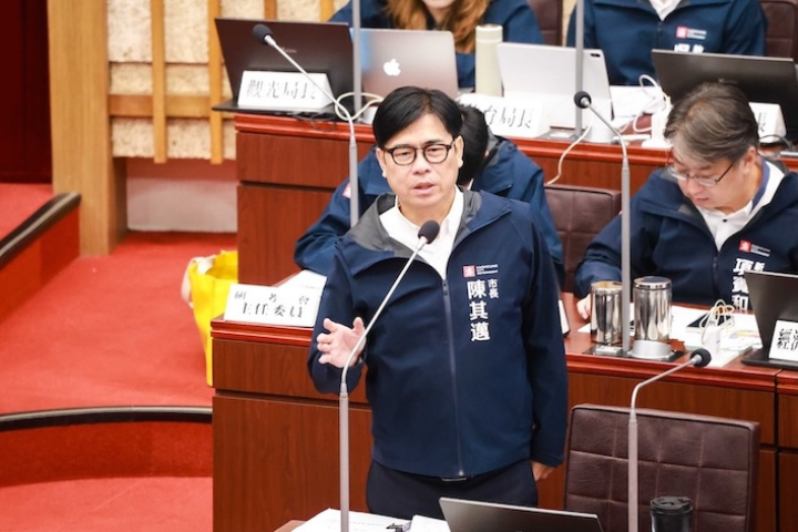 高雄市長陳其邁（前）於10月7日在市議會重申，對於所有濫挖濫埋行為，不論新案舊案，一律查辦到底。圖/高市府提供