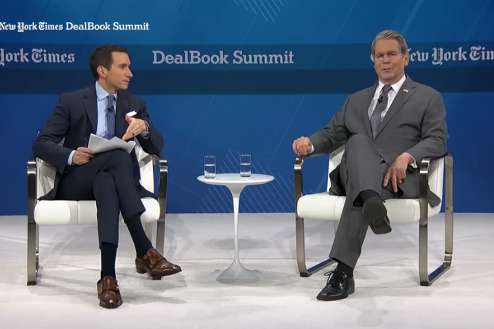 川普簽台法案後急滅火？貝森特在《紐時》峰會喊：美國是中國的盟友