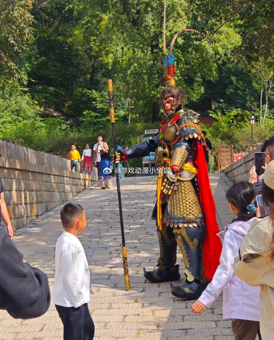 3公尺巨型「悟空」置身於靈岩寺真實景觀中。圖/取自遊戲動漫小兔娛微博