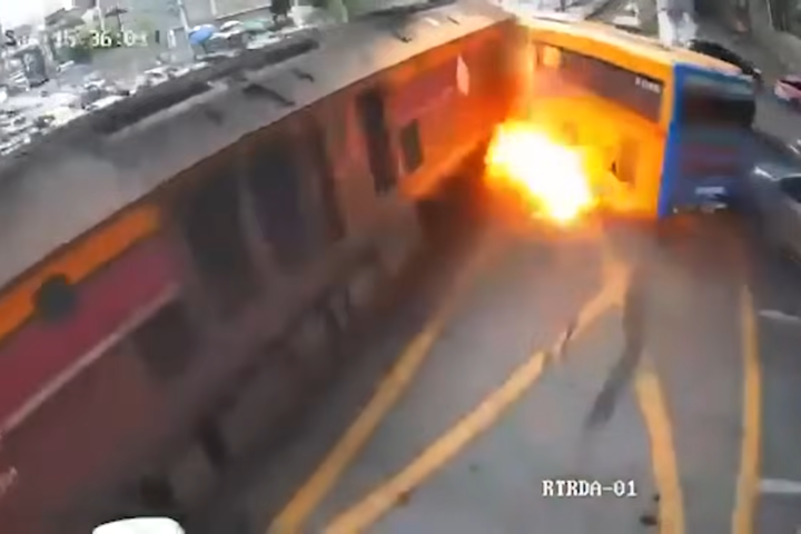 曼谷貨運列車撞公車引發大火　至少8死32傷2命危