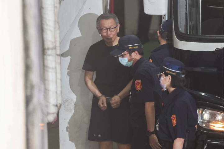 前民眾黨主席柯文哲7日到台北地院出庭，情緒突大爆發，痛罵檢察官羅織罪名、逼死彭振聲的太太，更嗆聲總統賴清德「我絕對不會投降！我絕對不會屈服！」。圖／中央社