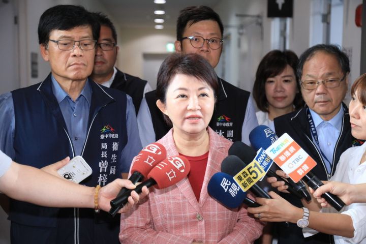 台中市長盧秀燕（前）7月31日在台中市議會接受媒體聯訪，談及問題油品案表示，要求中央政府說清楚並公布4日專家會議紀錄。圖/中央社