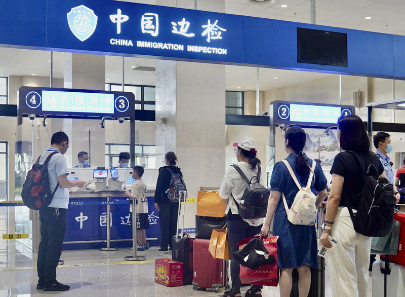 民進黨政府若真盼望陸客來台，前提應是先解除赴陸港澳旅遊的橙色警示，恢復兩岸觀光才有譜。圖為陸客團8月9日在大陸福州通關，準備搭船赴馬祖。圖/中央社