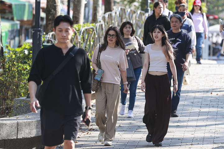 清晨稍涼白天東北季風減弱偏暖　未來一周2道鋒面影響北部留意雷雨