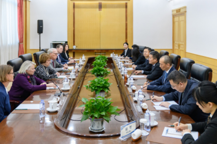 陸慷(右4)與美智庫會晤時,雙方就中美關係交換意見,並提到「十五五」的規劃建議。圖/取自中聯部官網