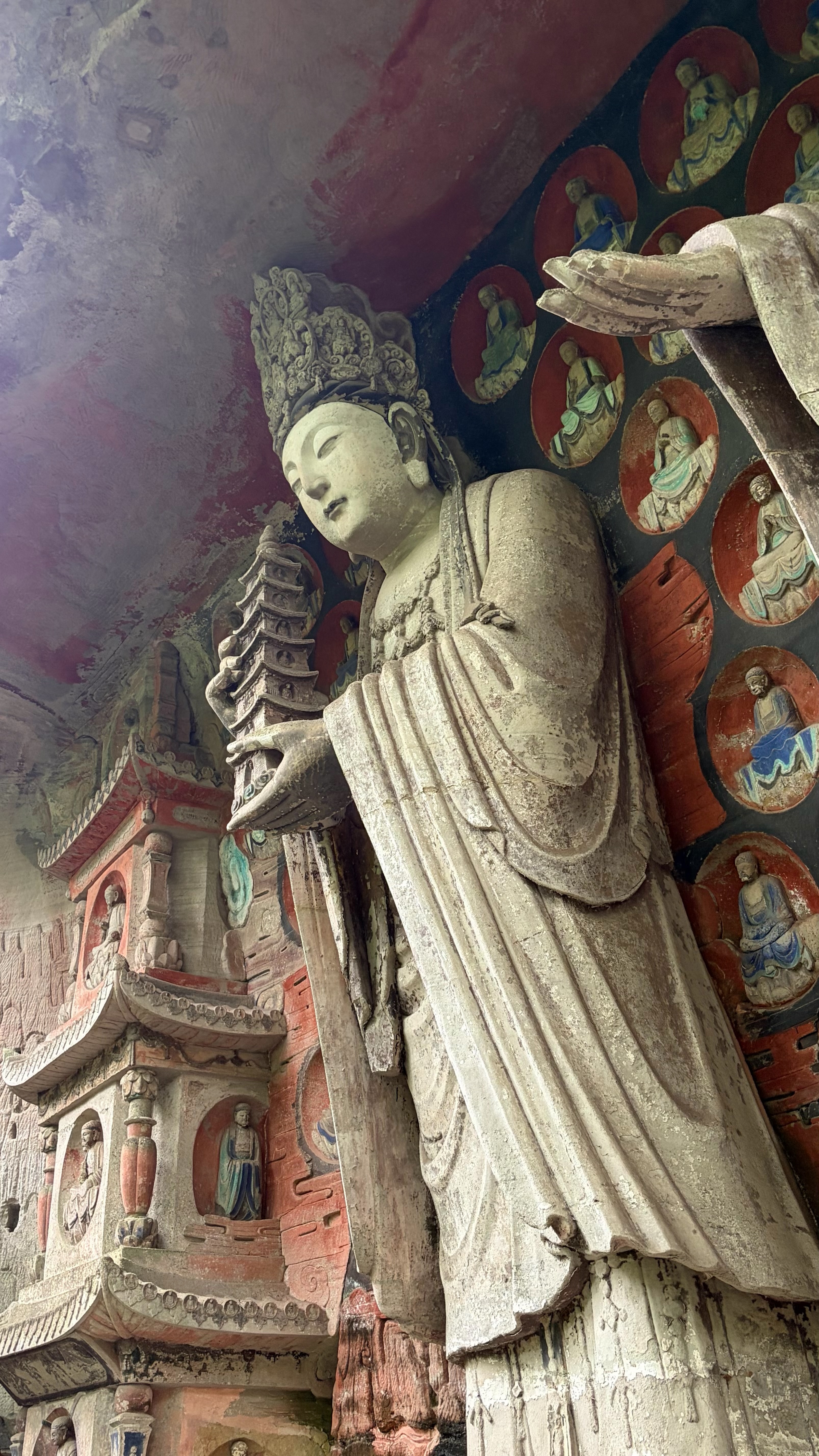 寶頂山的文殊菩薩石刻高達七公尺，手中的寶塔約1.8公尺，約等同一人身高。 圖/記者高陸攝