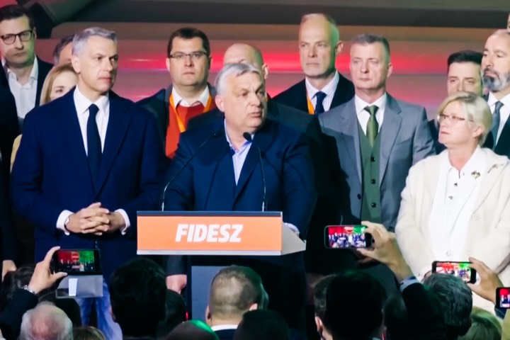 匈牙利總理奧班（中）坦承敗選，長達16年的執政正式畫下句點。圖/翻攝自 APT YouTube頻道（https://www.youtube.com/watch?v=9RlDw-4xLss）