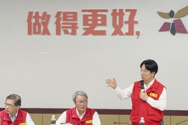 颱風豪雨重創雲嘉南，總統賴清德（右）9日視察雲嘉南災後復原前進指揮所。圖/中央社