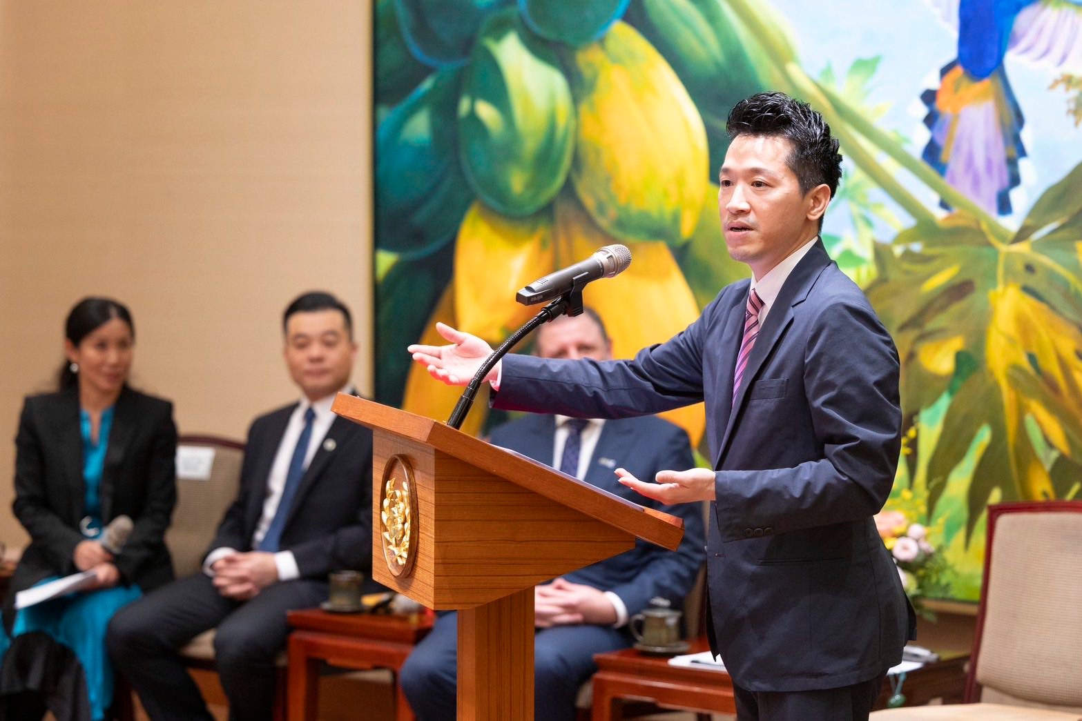 綠營桃園市長戰提前點火　何志偉動得快、王義川慢半拍？