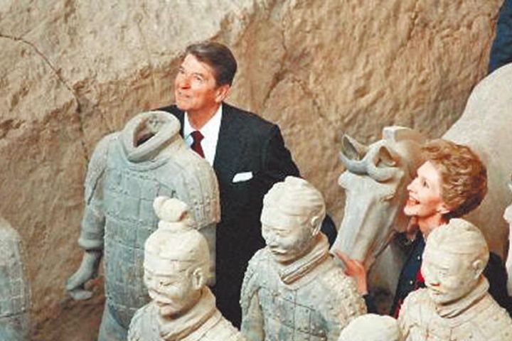 1984年4月29日，美國總統雷根和夫人南茜在西安參觀兵馬俑。圖/取自新華網
