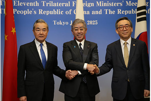 左起大陸外長王毅、日本外相岩屋毅、韓國外長趙兌烈共同在東京出席第11次中日韓外長會。圖/取自大陸外交部