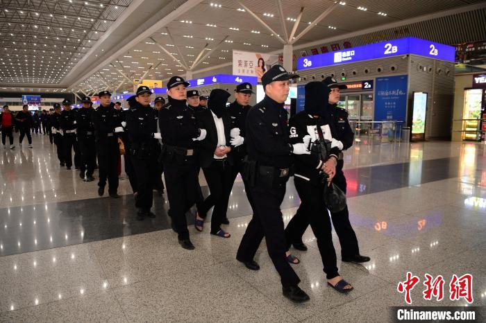 中國警察機關開展緝捕在逃境外經濟犯罪嫌疑人「獵狐2024」專項行動。圖/中新社