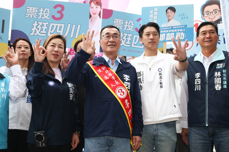 國民黨新北市長參選人李四川(中)28日一大早便前往路口拜票。圖/中央社