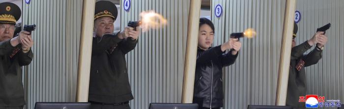   北韓領導人金正恩的女兒金主愛（右2）與陪同視察的軍方幹部一起試射，她身穿皮夾克，服裝風格與父親相似。圖/取自朝中社