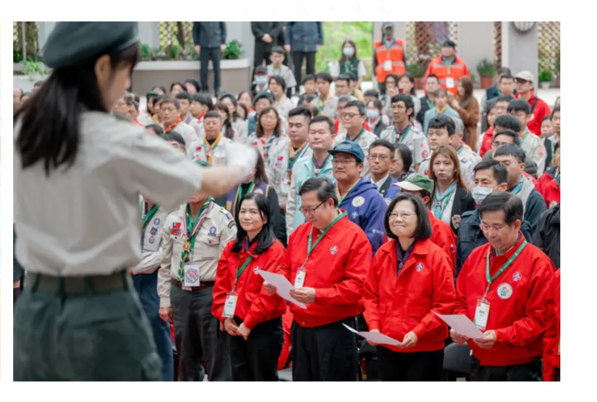 前總統蔡英文推出「辣台妹寫真集」，特別收錄他與前行政院副院長鄭文燦的合影，被視為對鄭文燦的力挺與肯定。圖/取自蔡英文辦公室