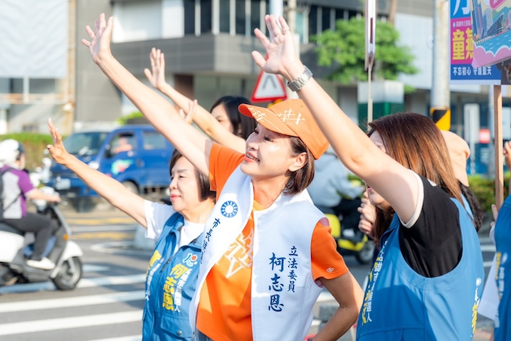 距離投票僅剩一個月　高雄藍綠市長參選人路口戰、大咖牌齊發