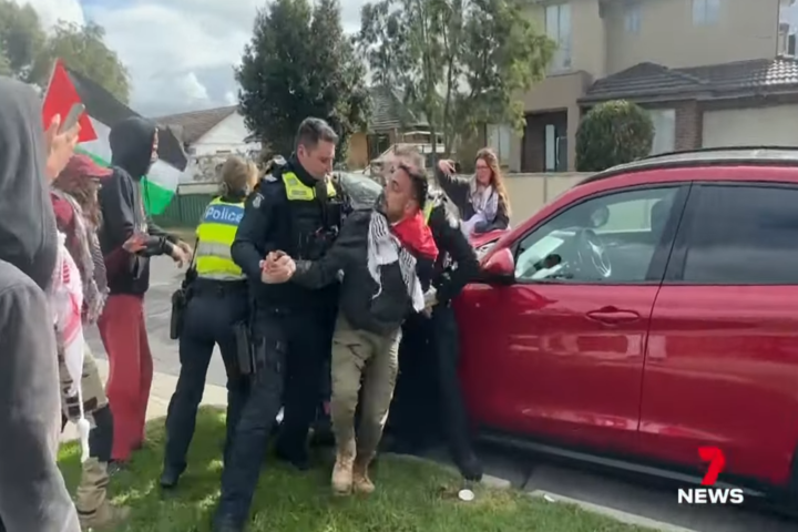男子當場被警方逮捕。翻攝自7NEWS Australia官方《YouTube》頻道