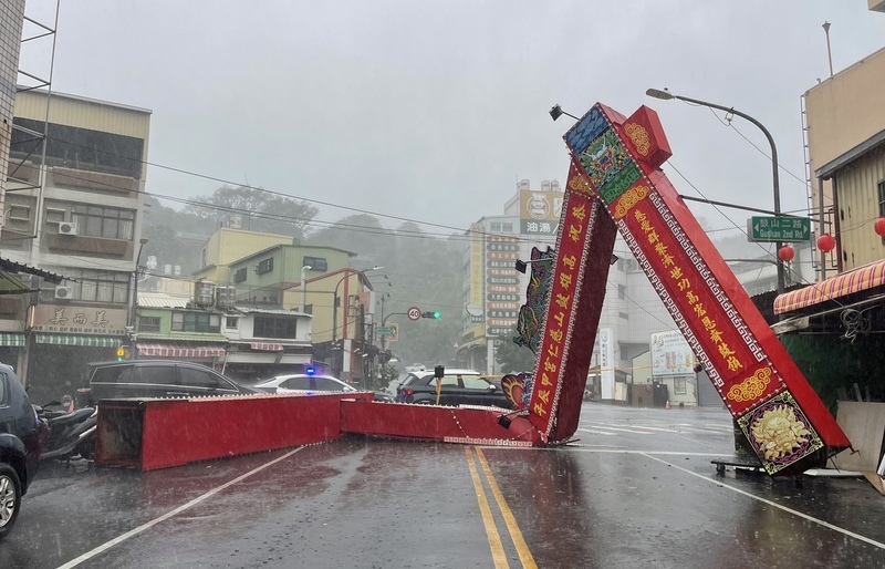 颱風山陀兒來襲，截至今上午8時30分，全台共釀2死、2失蹤並有123人受傷。圖為高雄市鼓山區一帶有木製牌樓被強風吹垮、倒塌路面。圖/中央社