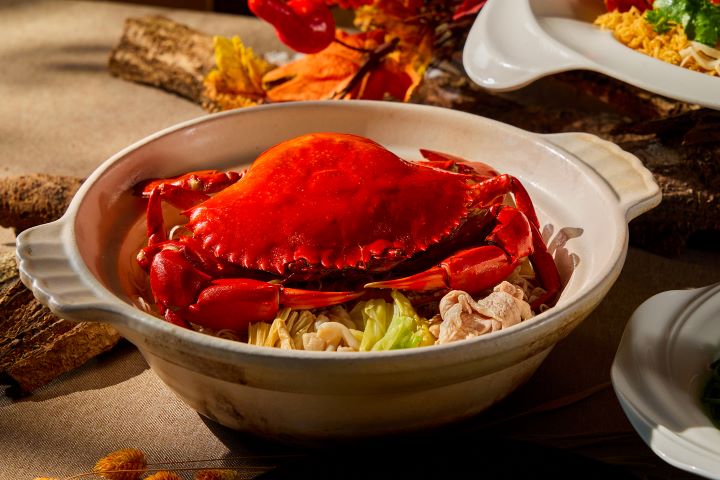 圓苑餐廳「砂煲麻油紅蟳」嚴選特級大紅蟳，以黑麻油、老薑慢火煲煮，濃郁麻油香氣與紅蟳鮮甜交融，一口咬下濃郁溫潤，暖胃又暖心，為餐桌增添暖意。圖/圓山大飯店提供