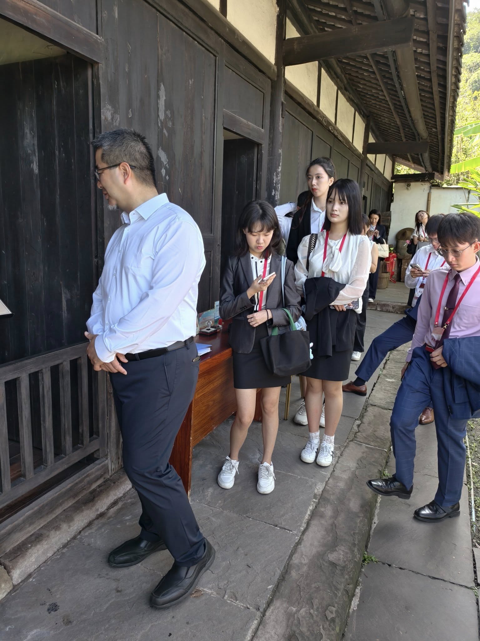 馬英九文教基金會執行長蕭旭岑(左一)率領大九學堂學員參訪「中國營造學社」舊址。