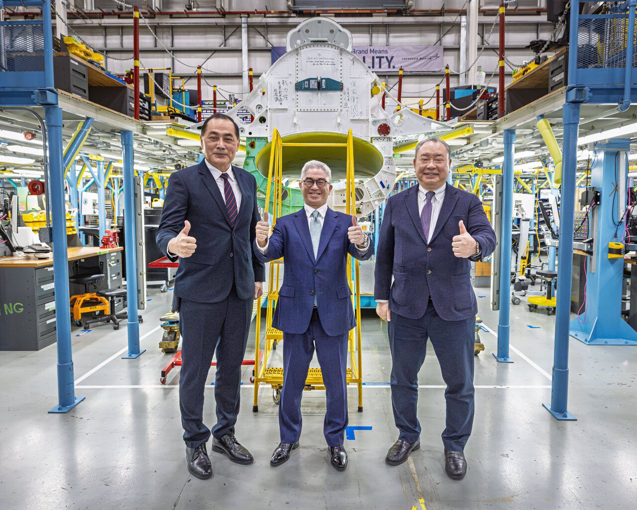 國防部副部長徐斯儉(中)16日與駐美代表俞大㵢(右)、空軍副參謀長田忠儀(左)一同赴生產線視察台灣訂購的F-16戰機生產狀況。圖/國防部提供、中央社