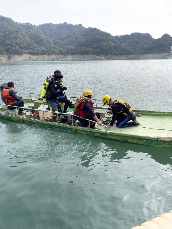 目前鯉魚潭清淤工程已停止，警消單位則增派人員全力搜索失蹤的劉姓工人。圖/中央社