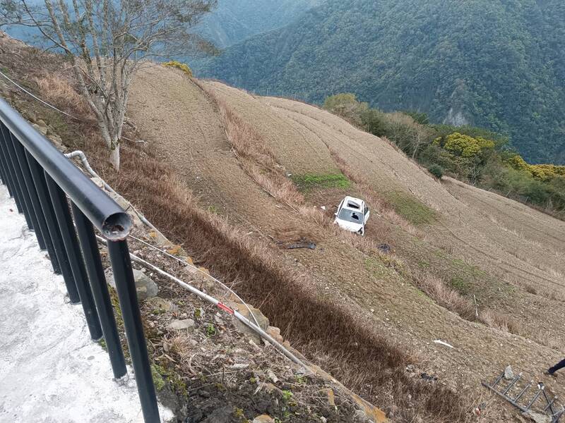 小客車因不明原因暴衝，撞毀護欄後墜落邊坡。圖/中央社