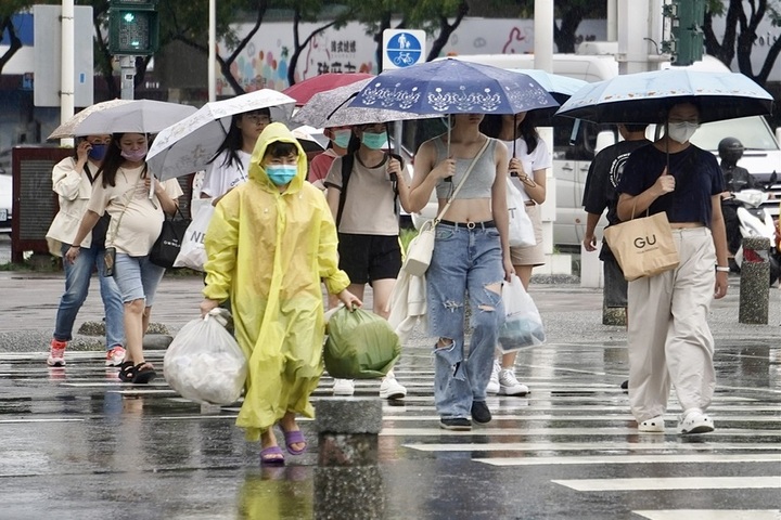 各地水氣仍多，南部需防強降雨。圖/取自中央社