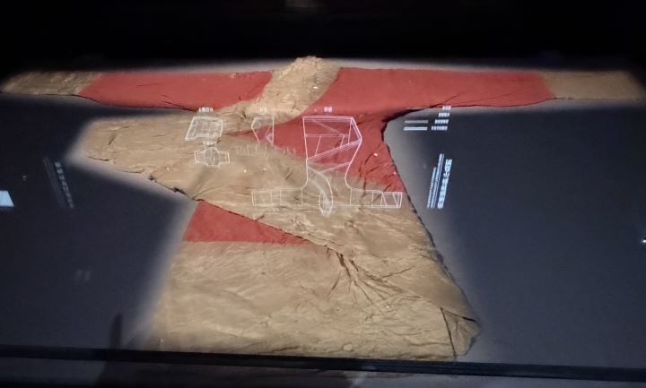 辛追夫人這件朱紅菱紋羅絲綿袍，現藏湖南博物院。圖/記者陳素貞攝