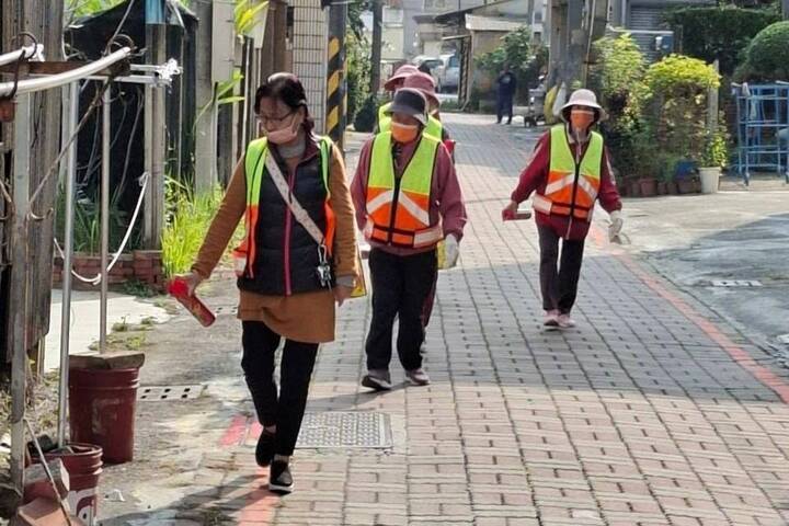 台南市政府衛生局工作人員進行藥劑噴灑。圖/取自臺南市政府衛生局《臉書》官方粉專