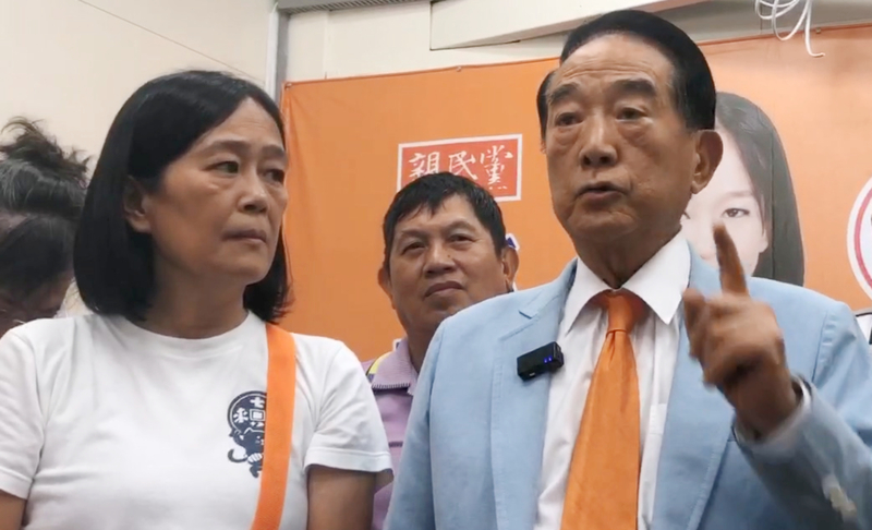 親民黨主席宋楚瑜）右）在輔選自家議員候選人時，對媒體談及他對此次食安事件的看法。圖/中央社