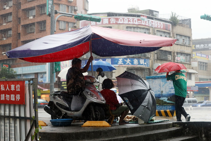 午後中部以北、東半部地區及南部山區有局部短暫雷陣雨。圖/取自中央社