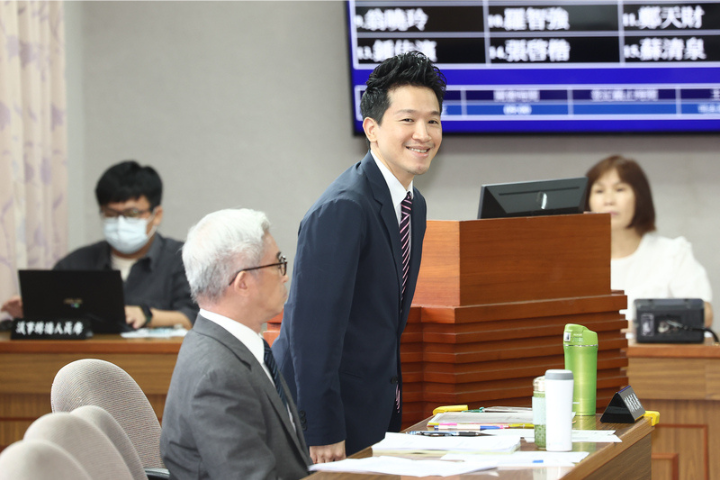何志偉促解凍預算「阿兵哥沒飯吃」 劉靜怡：追繳「假博士」經費