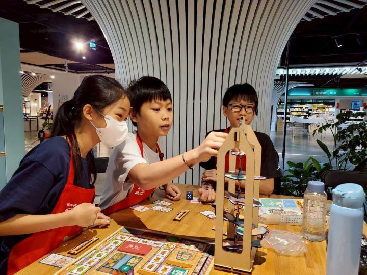 孩子透過灃食開發的《平衡地球美食家》永續桌遊玩中學，了解降低碳排放與環境永續的重要性。圖/灃食教育基金會提供