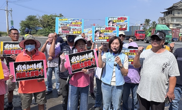 國民黨高雄市議員陳麗娜（前右二）14日就南星地區增設土資場議題，要求民進黨高雄市長參選人賴瑞隆出來面對。圖/陳麗娜服務處提供