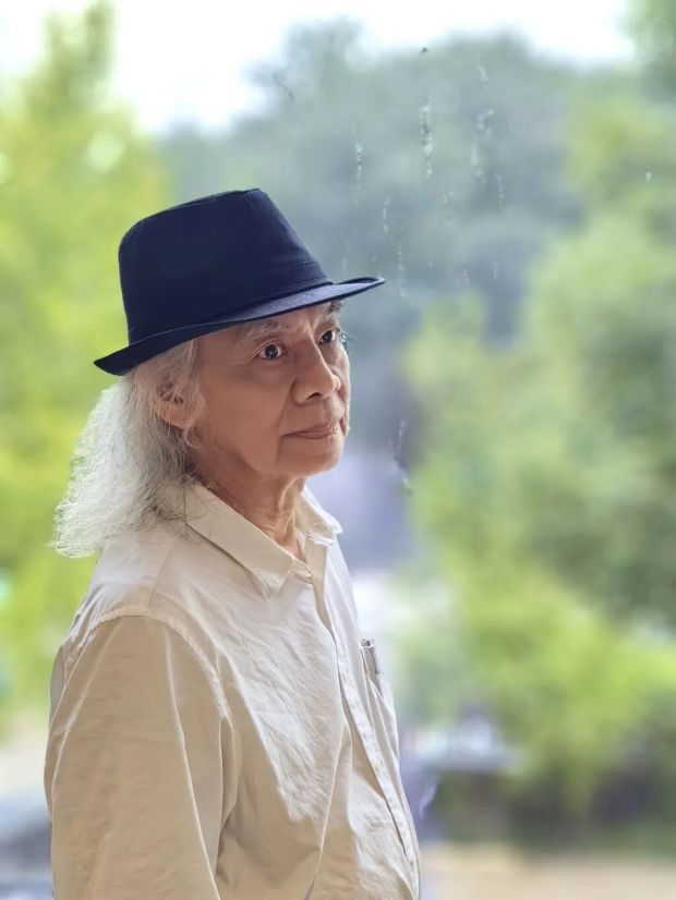 來自台灣的漫畫家蔡志忠，如今大半時間生活在杭州的工作室。圖／取自澎湃新聞