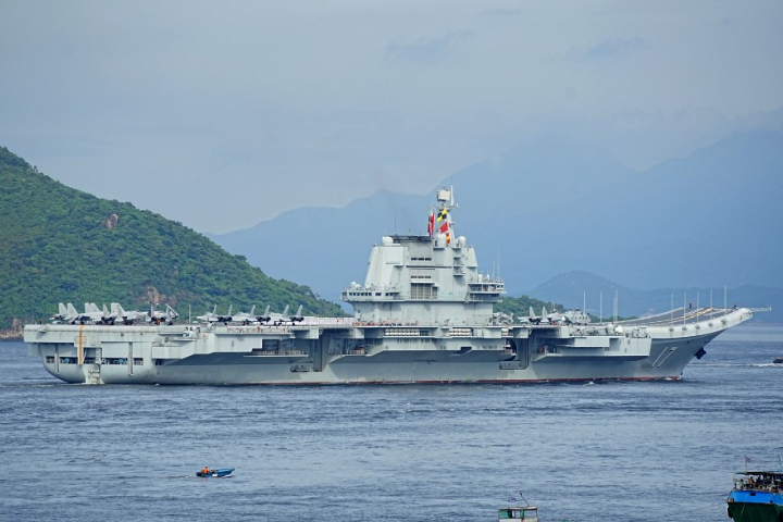 山東艦來了！大批港人清晨圍觀守候 官兵甲板排排站現「4字」震驚全網