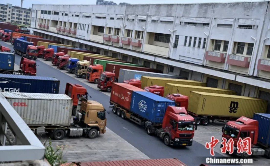 義烏港，貨櫃車滿載著出口體育用品等商品，準備離港。圖/取自中新社