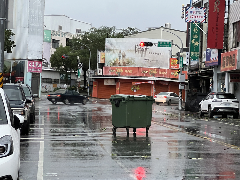 台東31日上午籠罩在颱風康芮暴風圈，台東市區陣風10級，樹枝、街道物品被強風吹得四處飄移。圖／中央社