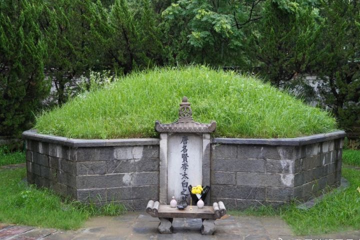 李白墓前，則擺滿了各式名酒，象徵對詩仙浪漫人生的致敬。圖/取自微博