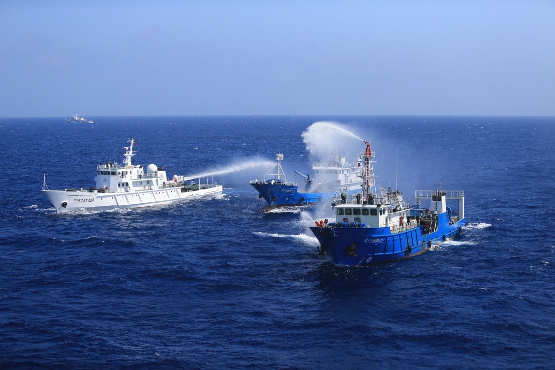 南海主權爭端難解，中菲仁愛礁衝突不斷，大陸執法船（左）向菲船噴水柱。圖/取自新華社