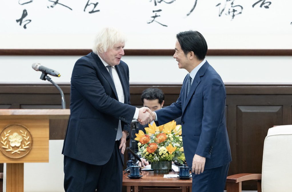 英國前首相強生（左）8月5日來台訪問，圖為其8月6日貼在X社群平台與總統賴清德的合照。圖／取自Boris Johnson X