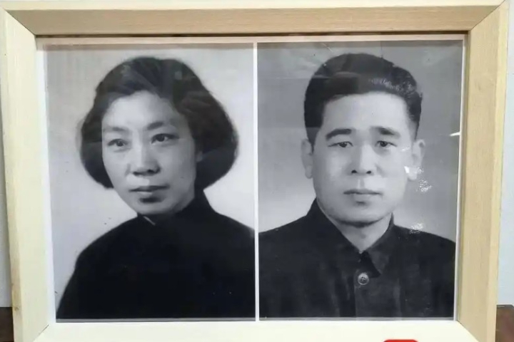 柴文達（右）與妻子的一張拼接合照。圖/翻攝自紫牛新聞